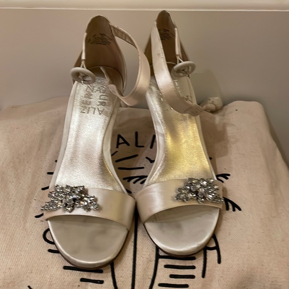 Women’s size 4, 3 inches tall - Picture 1 of 5